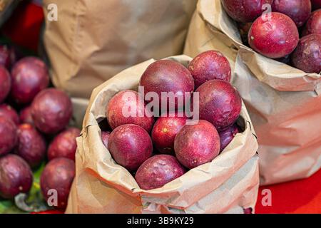 Vente de fruits de la passion dans le sac en papier Banque D'Images