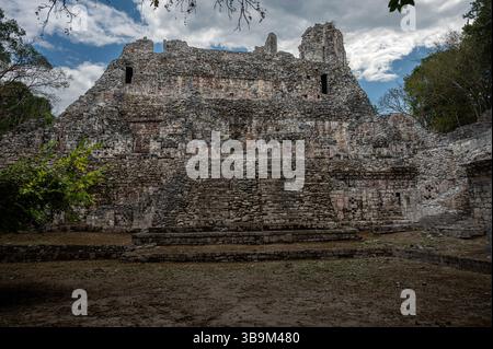 Ruines mayas à Becan, Mexique, vue frontale de la structure IV Banque D'Images