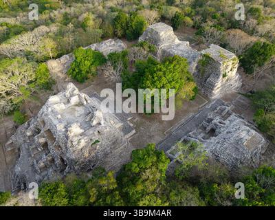 Plan aérien de la place orientale des ruines mayas de Becan, Mexique Banque D'Images