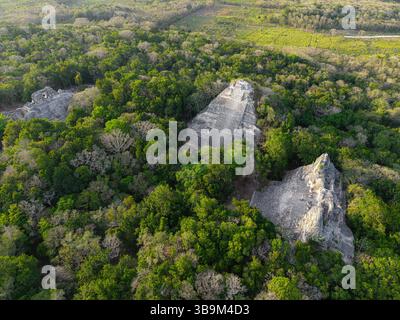 Plan aérien des pyramides mayas dans la jungle à Becan, Mexique, trois structures principales Banque D'Images