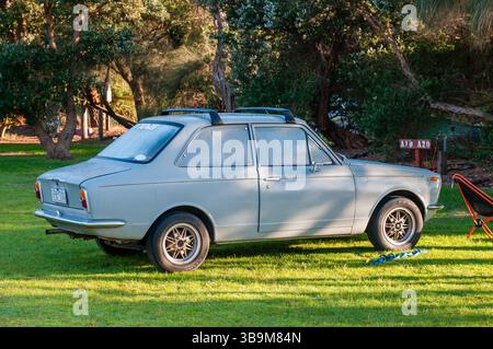 Vieux, vintage, Toyota Corolla, 1970-74, à un Camping, Australie Banque D'Images