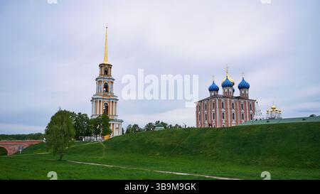 Ryazan, Russie - 3 mai 2025 : vue panoramique de la cathédrale de l'Assomption et du clocher dans le Kremlin historique de Ryazan Banque D'Images