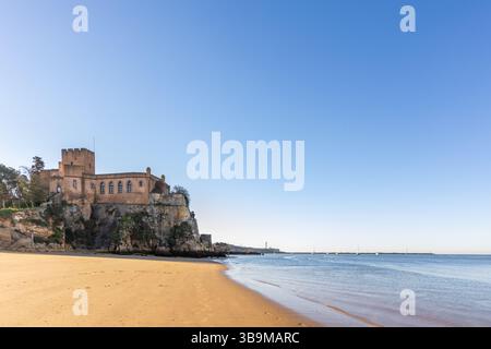Un château au milieu de la plage. Un bâtiment historique qui protège le port. Castelo de Ferragudo, sur la plage de sable Praia da Angrinha, Portimã Banque D'Images