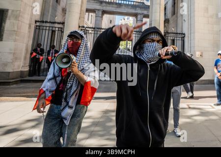 Londres, Royaume-Uni. 10 mai 2025. Activiste pro-palestinien protestant contre la guerre de Gaza devant le Kings College à Londres. Des manifestants pro-palestiniens se sont rassemblés devant la Conférence de défense de Londres au King's College de Londres pour exiger un arrêt des exportations d'armes vers Israël. Ils ont été chahutés par des contre-manifestants pro-israéliens et un cordon de police serré a été nécessaire pour maintenir les deux factions séparées. (Photo de Lab Ky Mo/SOPA images/SIPA USA) crédit : SIPA USA/Alamy Live News Banque D'Images