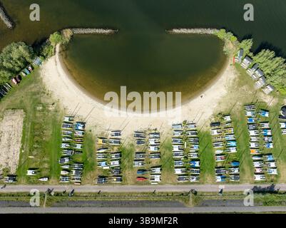 vue aérienne de beaucoup de catamarans au bord d'un lac Banque D'Images