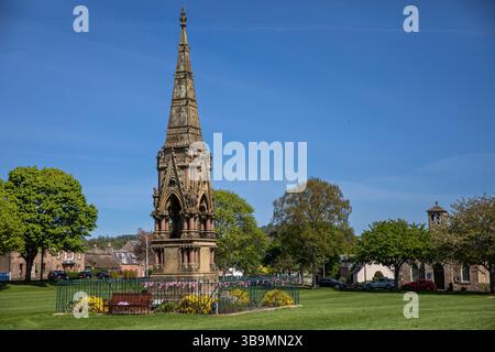 Le village de Denholm dans les Scottish Borders avec le mémorial à John Leyden Banque D'Images