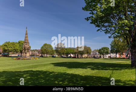 Le village de Denholm dans les Scottish Borders avec le mémorial à John Leyden Banque D'Images