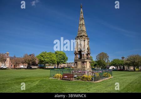 Le village de Denholm dans les Scottish Borders avec le mémorial à John Leyden Banque D'Images