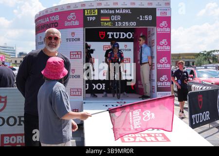 Tirana, Albanie. 10 mai 2025. EDI Rama, premier ministre de l'Albanie, lors de la phase 2 du Giro d'Italia de Tirana (Tirane) à Tirana (Tirane) Tudor ITT (Individual Time Trial) Albanie - samedi 10 mai 2025. Sport - cyclisme. (Photo de Gian Mattia D'Alberto/LaPresse) crédit : LaPresse/Alamy Live News Banque D'Images