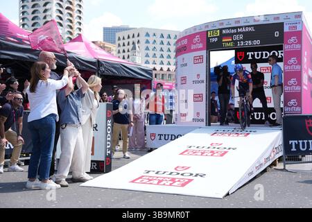 Tirana, Albanie. 10 mai 2025. EDI Rama, premier ministre de l'Albanie, lors de la phase 2 du Giro d'Italia de Tirana (Tirane) à Tirana (Tirane) Tudor ITT (Individual Time Trial) Albanie - samedi 10 mai 2025. Sport - cyclisme. (Photo de Gian Mattia D'Alberto/LaPresse) crédit : LaPresse/Alamy Live News Banque D'Images