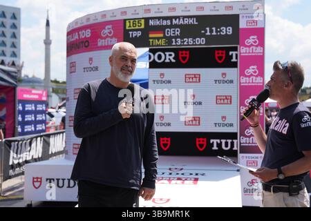 Tirana, Albanie. 10 mai 2025. EDI Rama, premier ministre de l'Albanie, lors de la phase 2 du Giro d'Italia de Tirana (Tirane) à Tirana (Tirane) Tudor ITT (Individual Time Trial) Albanie - samedi 10 mai 2025. Sport - cyclisme. (Photo de Gian Mattia D'Alberto/LaPresse) crédit : LaPresse/Alamy Live News Banque D'Images