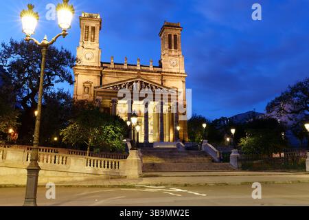 La vue de la façade de l'église Saint Vincent de Paul à Paris la nuit. Il a été construit entre 1824 et 1844. Banque D'Images