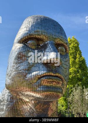 Sculpture visage de Wigan dans le centre-ville de Wigan par le sculpteur Rick Kirby Banque D'Images