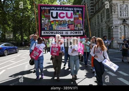 Londres, Royaume-Uni, 10 mai 2025.le député John McDonnell rejoint la marche de l'UCU. Les membres de l'UCU (University and College Union) organisent une marche et un rassemblement dans le centre de Londres. Les enseignants, les conférenciers et les universitaires réclament la fin des coupes budgétaires, des réformes financières, des attaques des médias et de l'érosion de la fierté professionnelle. On pense que les réformes des dépenses introduites par les universités réduiront les effectifs et obligeront les cours d'études supérieures à être réduits. Les syndicats pensent que cela pourrait entraîner une baisse des normes éducatives dans tout le Royaume-Uni. Crédit : James Willoughby/ALAMY Live News Banque D'Images