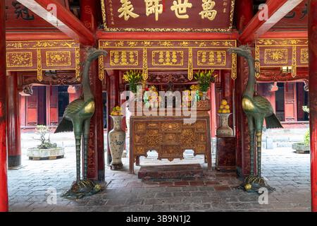 L'intérieur d'un temple vietnamien présente des sculptures ornées, des œuvres d'art complexes et des statues symboliques, incarnant une riche culture. Banque D'Images