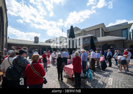 Londres, Royaume-Uni, le 10 mai 2025, en hommage et en souvenir de ceux qui sont tombés pendant la seconde Guerre mondiale à Soane stable Yard dans le Royal Chelsea Hospital. Avec diverses activités, y compris les reconstituteurs de la 2e Guerre mondiale, performance d'orgue de rue, cornemuse., Andrew Lalchan Photography/Alamy Live News Banque D'Images