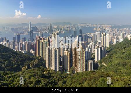 Situé entre l'île de Hong Kong et la péninsule de Kowloon, Victoria Harbour, alias Victoria Bay, est le plus grand port de Chine et le troisième en importance Banque D'Images