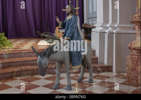 Nouvel exemplaire du Palmesel, anciennement XVIe siècle, dans l'église Saint-Nicolas, Tannheim, quartier de Reutte dans le Tyrol, Autriche, Europe Banque D'Images