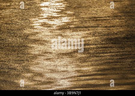 Les rayons du soleil se reflètent sur la surface de la mer, les petites vagues, la mer Baltique Banque D'Images
