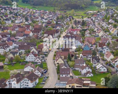 Rangées denses de maisons dans un quartier avec plusieurs toits de tuiles et d'ardoise, Ostelsheim, quartier Calw, Allemagne, Europe Banque D'Images