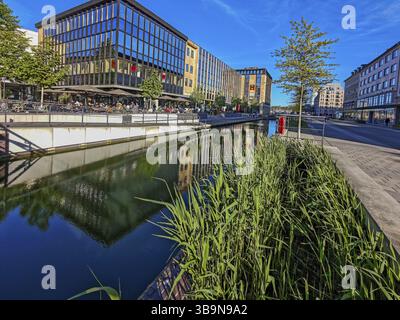 Vue le long du Holstenfleet avec des restaurants et des boutiques, roseaux, arbres, zone calme, shopping détendu dans le centre-ville, urbanisme, architecture, R Banque D'Images