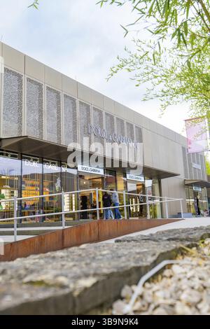 Boutique moderne Dolce & Gabbana avec de grandes vitrines dans un centre commercial, Outlet City Metzingen, Allemagne, Europe Banque D'Images