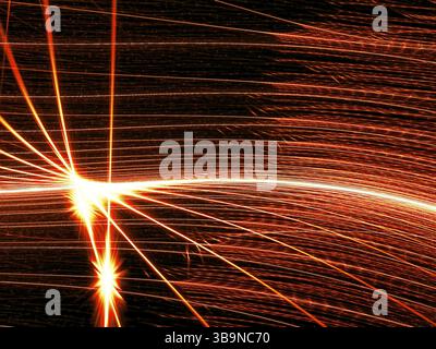 Brillant dans les lignes sombres et les courbes - image abstraite générée par ordinateur. Fond fractal technologique pour les bannières, les affiches, les couvertures Banque D'Images