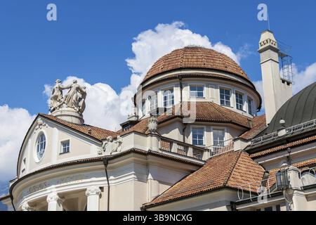 La ville thermale de Merano se trouve au cœur de la région du Tyrol du Sud, sur le versant sud des Alpes. En raison de son emplacement, cette ville multiculturelle i Banque D'Images
