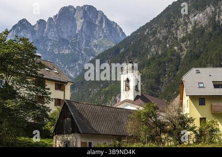 Log pod Mangartom est un petit village de Bovec en Slovénie dans les Alpes juliennes. Voici le Front Isonzo pendant la première Guerre mondiale Banque D'Images