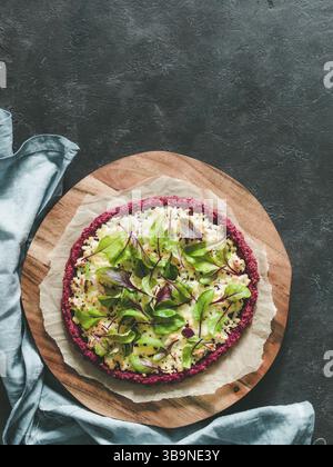 Croûte de pizza de betterave avec des blettes suisses fraîches ou des feuilles de betterave de mangold.idées et recettes pour une collation végétalienne saine.croûte de pizza sans œufs avec des graines de chia a Banque D'Images