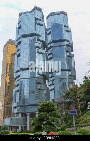 Situé entre l'île de Hong Kong et la péninsule de Kowloon, Victoria Harbour, alias Victoria Bay, est le plus grand port de Chine et le troisième en importance Banque D'Images