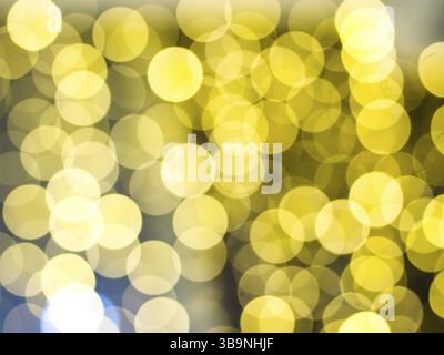 Fond abstrait doré avec des lumières défocalisées bokeh. Arrière-plan flou doux jaune et doré bokeh, lumières abstraites. Objectif de défocalisation Banque D'Images