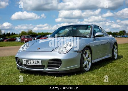 Porsche 911 Carrera 4S 2003, exposée au Bicester Scramble qui s'est tenu le 27 avril 2025. Banque D'Images
