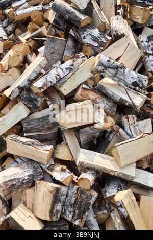 Pile de bois de chauffage de bouleau avec bloc de coupe à la main. Bois de chauffage haché pour l'hiver. Beaucoup de bois de chauffage - récolte de bois pour chauffer la maison. Pho. Horizontale Banque D'Images
