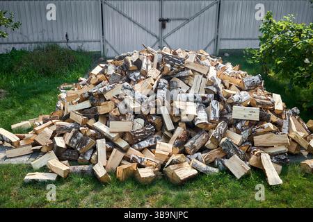 Pile de bois de chauffage de bouleau avec bloc de coupe à la main. Bois de chauffage haché pour l'hiver. Beaucoup de bois de chauffage - récolte de bois pour chauffer la maison. Pho. Horizontale Banque D'Images