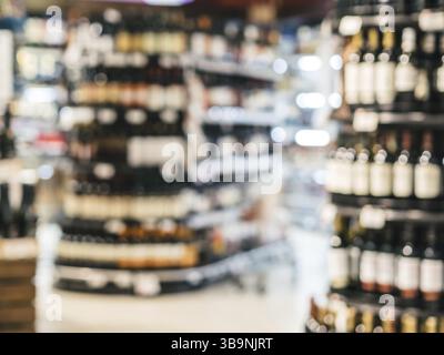 Résumé flou supermarché étagères colorées avec alcool, bouteilles de vin comme arrière-plan Banque D'Images