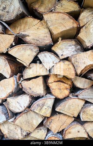 Pile de bois de chauffage de bouleau avec bloc de coupe à la main. Bois de chauffage haché pour l'hiver. Beaucoup de bois de chauffage - récolte de bois pour chauffer la maison. Pho. Horizontale Banque D'Images