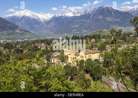Les jardins du château de Trauttmansdorff, situé dans la ville de Merano Meran dans le nord de l'Italie, est un jardin botanique niché dans un amph de douze hectares Banque D'Images