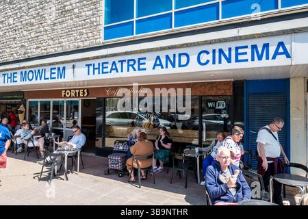 Vue de face du Mowlem Theatre et des boutiques à Swanage Banque D'Images
