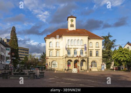 Près du centre routier, aérien et ferroviaire de Stuttgart et à proximité du nord de la Forêt-Noire, se trouve la ville qui allie tradition et modernité Banque D'Images