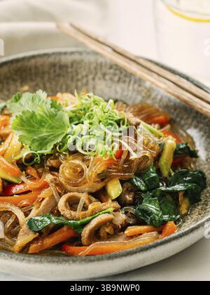 Nouilles asiatiques avec viande et légumes. Sauter les nouilles avec les légumes et le bœuf, le porc ou le poulet. Assiette de nouilles soba de sarrasin asiatiques avec Vegetab Banque D'Images