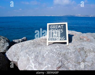 Les grands moments arrivent symbole. Mots conceptuels les grands moments arrivent sur le tableau noir de craie. Beau fond de mer. Les affaires et les bons moments arrivent Banque D'Images