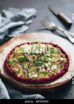Croûte de pizza de betterave avec bette suisse fraîche ou mangold, feuilles de betterave. Idées et recettes pour la croûte de pizza végétalienne Snack.Egg-free avec graines de chia et wh Banque D'Images