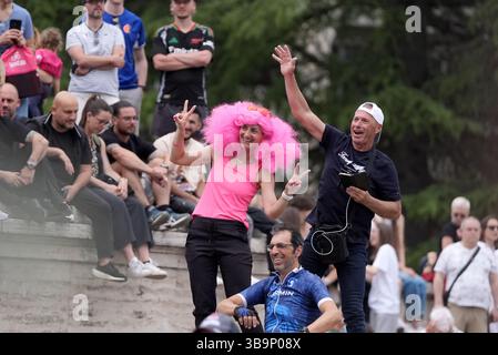 Tirana, Albanie. 10 mai 2025. Supporters lors de l'étape 2 du Giro d'Italia de Tirana (Tirane) à Tirana (Tirane) Tudor ITT (Individual Time Trial) Albanie - samedi 10 mai 2025. Sport - cyclisme. (Photo de Gian Mattia D'Alberto/LaPresse) crédit : LaPresse/Alamy Live News Banque D'Images