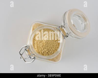 Fond nutritionnel de levure. Levure inactive nutritionnelle dans un pot en verre sur fond blanc. Copier l'espace. Vue de dessus. La levure nutritionnelle est végétarienne super Banque D'Images