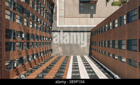 Drone vue de dessus de beaux appartements modernes de grande hauteur dans le quartier résidentiel de la ville. Vue aérienne de haut en bas sur les appartements modernes de plusieurs étages et sur la ville Banque D'Images