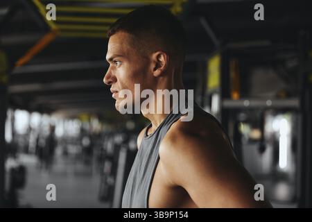 Vue latérale gros plan portrait d'un homme sérieux concentré, respirant tout en prenant une pause de l'entraînement Banque D'Images