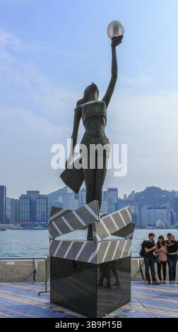 Situé entre l'île de Hong Kong et la péninsule de Kowloon, Victoria Harbour, alias Victoria Bay, est le plus grand port de Chine et le troisième en importance Banque D'Images