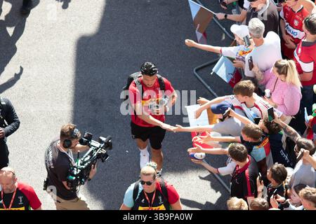 Londres, Royaume-Uni, 10 mai 2025 le joueur des Harlequins, Angleterre et des Lions britanniques et irlandais Marcus Smith marche vers l'Allianz Stadium avant le match de son club contre Gloucester dans le Gallagher Premiership Rugby à l'Allianz Stadium, Twickenham, Londres, Royaume-Uni. Alex Williams / Alamy Live News Banque D'Images