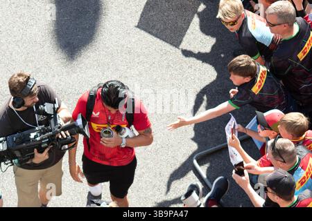 Londres, Royaume-Uni, 10 mai 2025 le joueur des Harlequins, Angleterre et des Lions britanniques et irlandais Marcus Smith marche vers l'Allianz Stadium avant le match de son club contre Gloucester dans le Gallagher Premiership Rugby à l'Allianz Stadium, Twickenham, Londres, Royaume-Uni. Alex Williams / Alamy Live News Banque D'Images